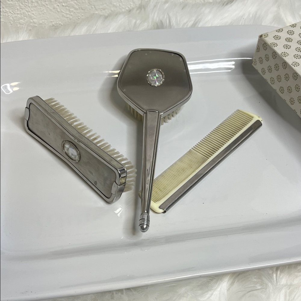 Elegant Silver Vanity Set with Comb - Picture 9 of 10